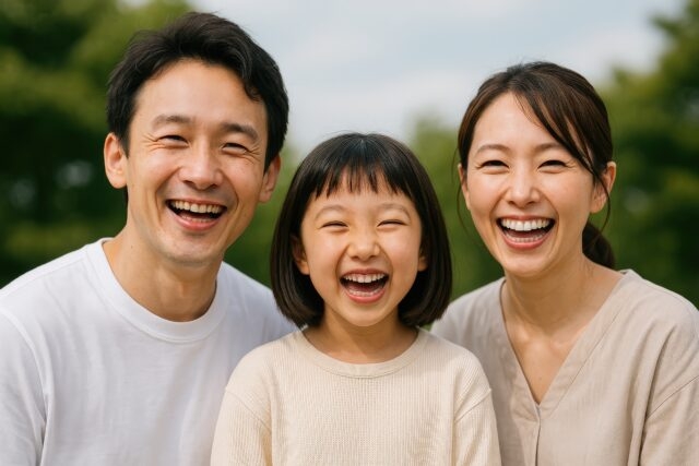 笑顔の家族ポートレート(屋外)